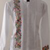 Guayabera en lino, con una tira bordada a mano de San Antonino