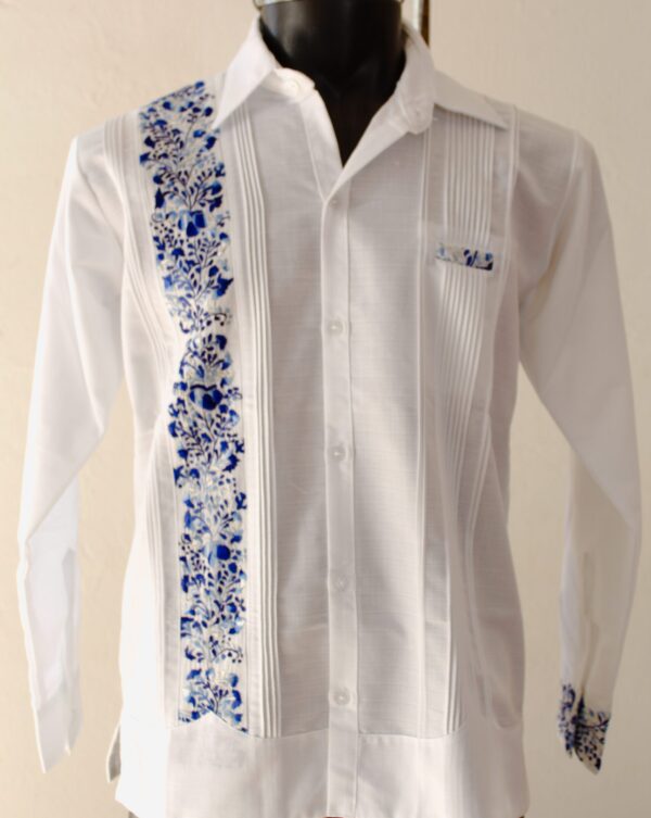 Guayabera en lino, con una tira bordada a mano de San Antonino