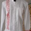 Guayabera en lino, con una tira bordada a mano de San Antonino