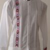 Guayabera en lino, con una tira bordada a mano en punto de cruz