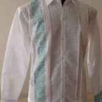Guayabera en lino, con una tira bordada a mano de San Antonino