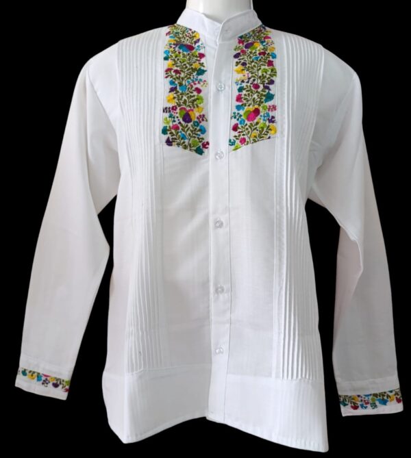 Guayabera en lino, con pechera bordada a mano de San Antonino