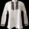 Guayabera en lino, con pechera bordada a mano de San Antonino