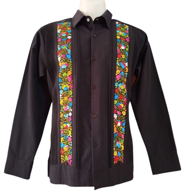 Guayabera en lino, con 2 tiras bordadas a mano de San Antonino