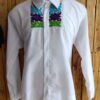 Guayabera en lino, con pechera bordada a mano de Jalapa de Díaz