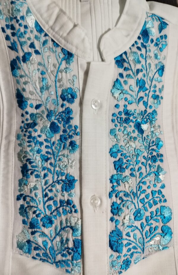 Guayabera en lino, con pechera bordada a mano de San Antonino - Imagen 2