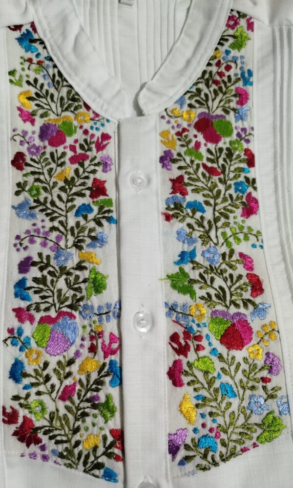 Guayabera en lino, con pechera bordada a mano de San Antonino - Imagen 2