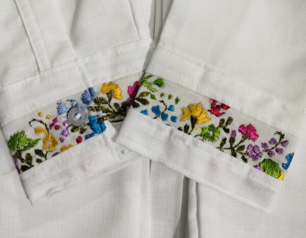 Guayabera en lino, con pechera bordada a mano de San Antonino - Imagen 3