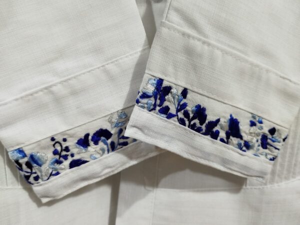 Guayabera en lino, con pechera bordada a mano de San Antonino - Imagen 3