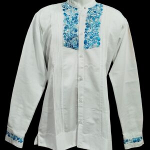 Guayabera en lino, con pechera bordada a mano de San Antonino