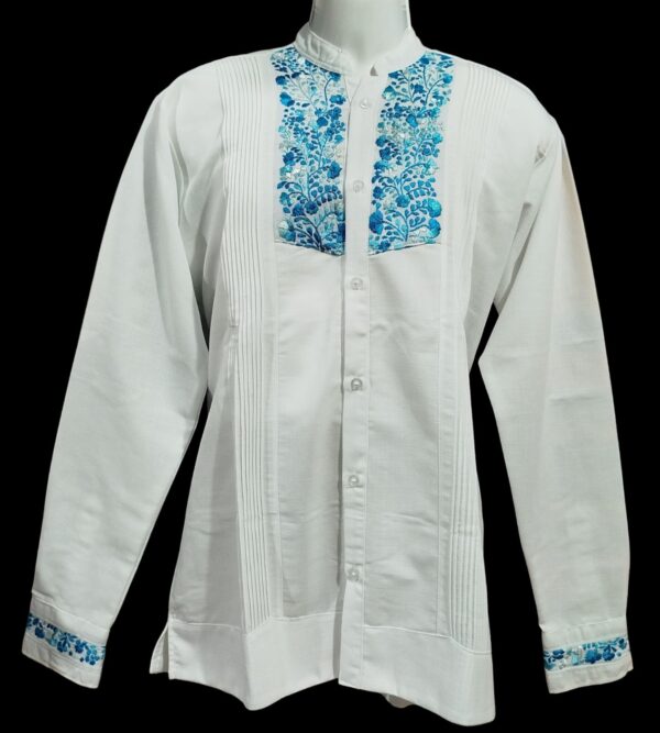 Guayabera en lino, con pechera bordada a mano de San Antonino