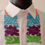 Guayabera en lino, con pechera bordada a mano de Jalapa de Díaz - Imagen 2
