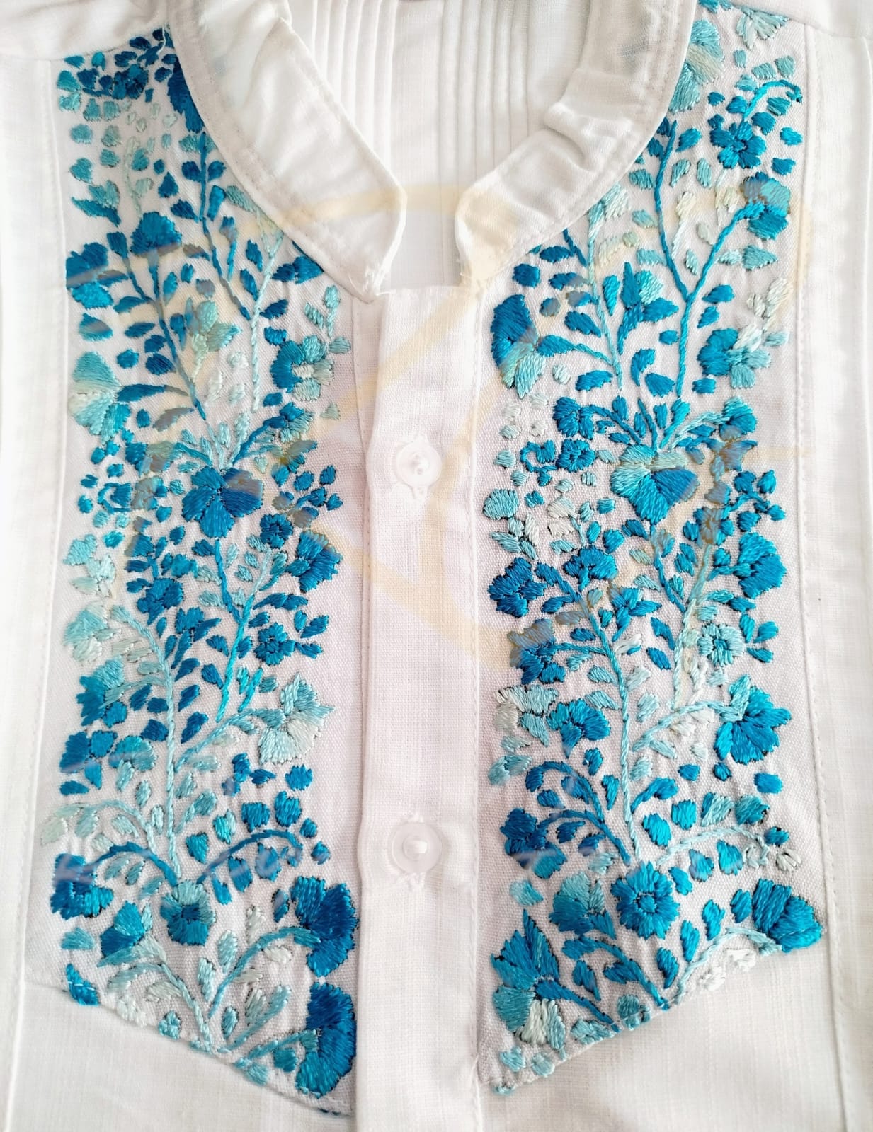 Guayabera en lino, con pechera bordada a mano de San Antonino - Imagen 2