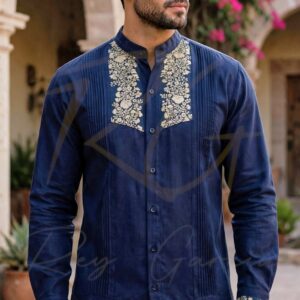 Guayabera en lino, con pechera bordada a mano de San Antonino
