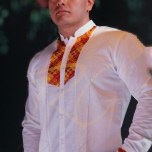 Guayabera en lino, con pechera de cadenilla del Istmo de Tehuantepec