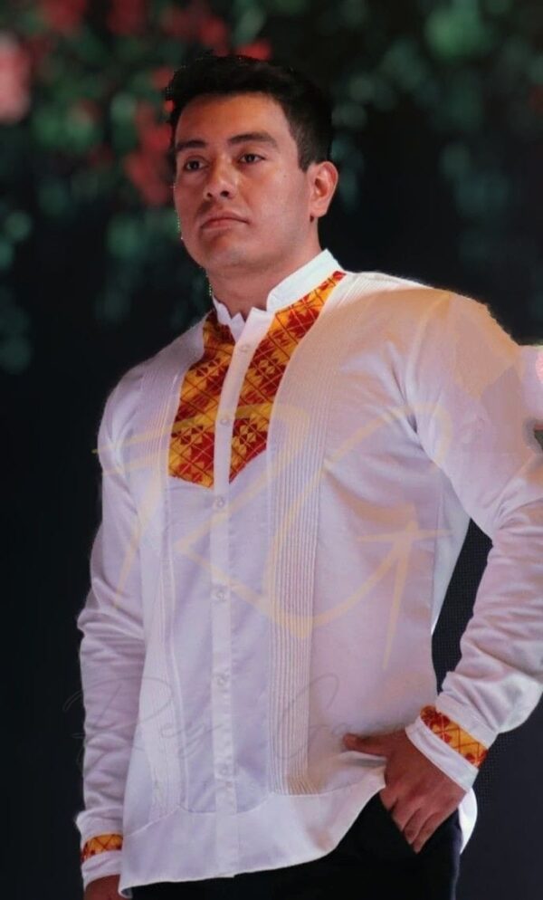 Guayabera en lino, con pechera de cadenilla del Istmo de Tehuantepec
