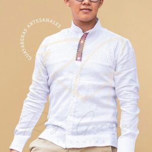 Guayabera en lino, con pechera de alforzas y bordado de grecas