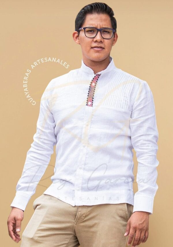 Guayabera en lino, con pechera de alforzas y bordado de grecas