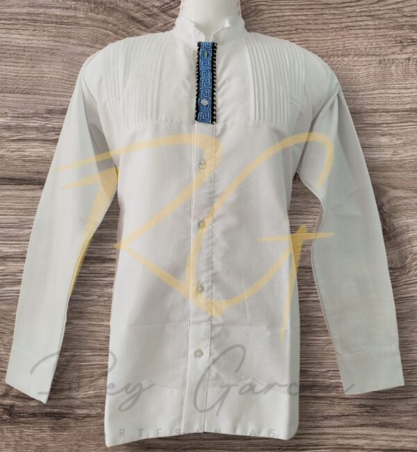 Guayabera en lino, con pechera de alforzas y bordado de grecas - Imagen 2
