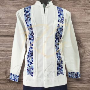 Guayabera en lino, con dos tiras bordadas a mano de San Antonino