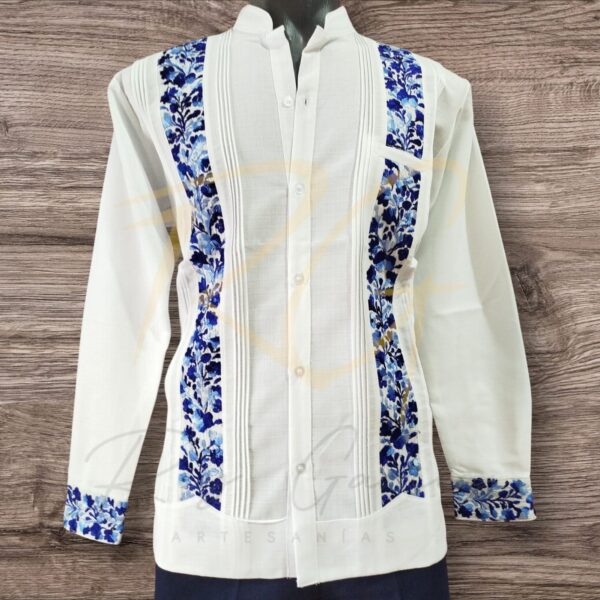 Guayabera en lino, con dos tiras bordadas a mano de San Antonino