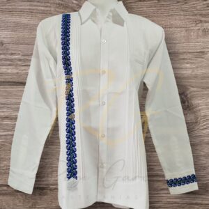 Guayabera en lino, con una tira bordada a mano en punto de cruz