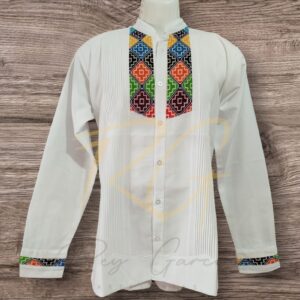 Guayabera en lino, con pechera bordada a mano en punto de cruz