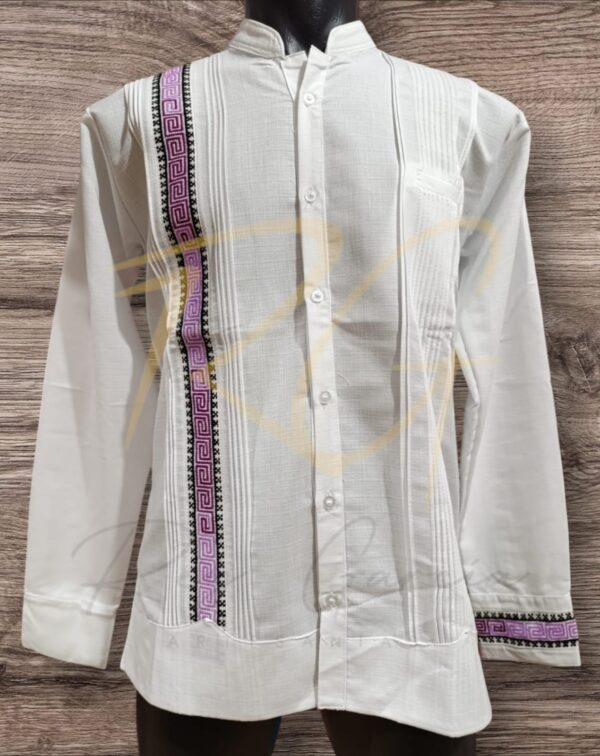 Guayabera en lino, con una tira de grecas en punto de cruz - Imagen 2