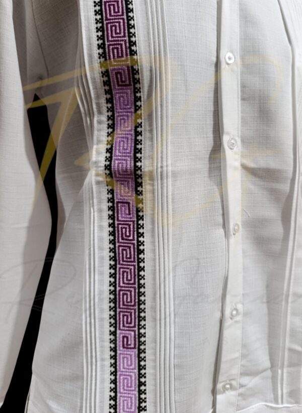Guayabera en lino, con una tira de grecas en punto de cruz - Imagen 3