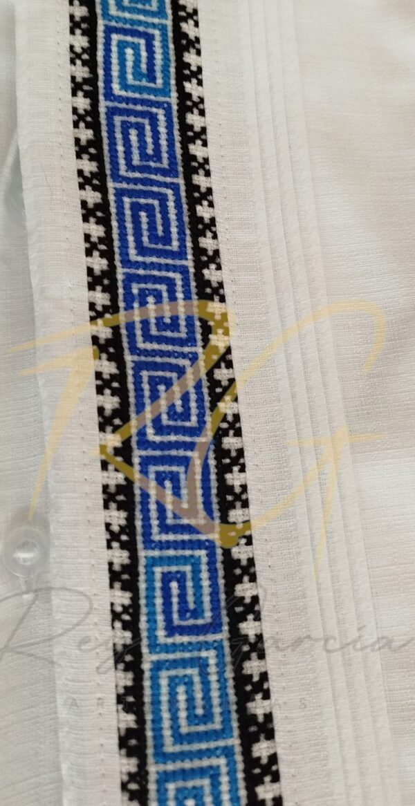 Guayabera en lino, con una tira de grecas en punto de cruz - Imagen 2