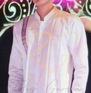 Guayabera en lino, con una tira de grecas en punto de cruz