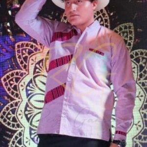 Camisa en lino, con aplicaciones de tejido de telar de pedal