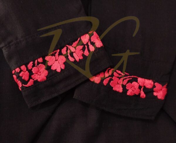 Guayabera en lino, con pechera bordada a mano de San Antonino - Imagen 4