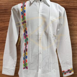 Guayabera en lino, con una tira bordada a mano en punto de cruz