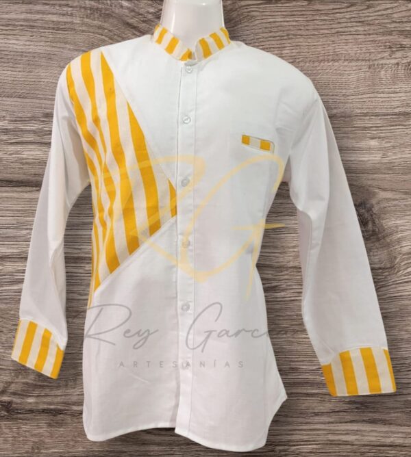 Camisa en lino, en combinación con tejido de telar de pedal