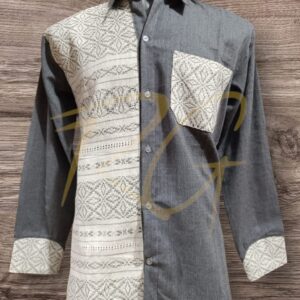 Camisa en lino, en combinación con labrado de nochebuena