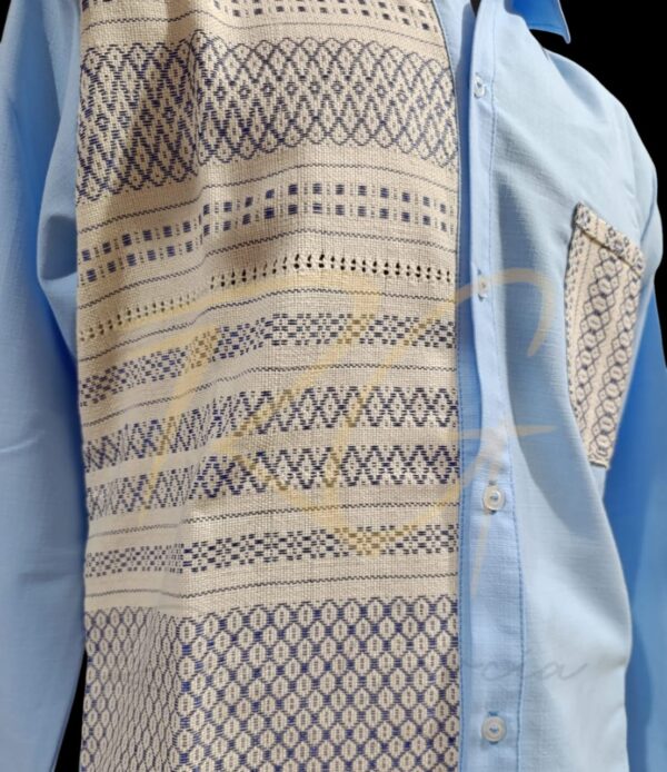 Camisa en lino, en combinación con labrado de nochebuena - Imagen 2