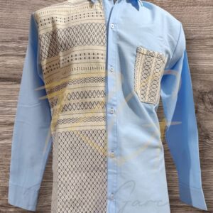 Camisa en lino, en combinación con labrado de nochebuena