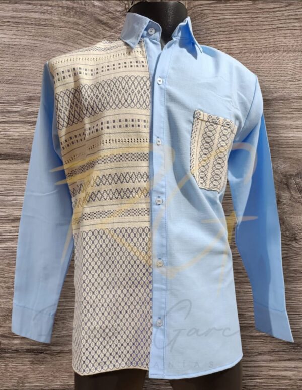 Camisa en lino, en combinación con labrado de nochebuena