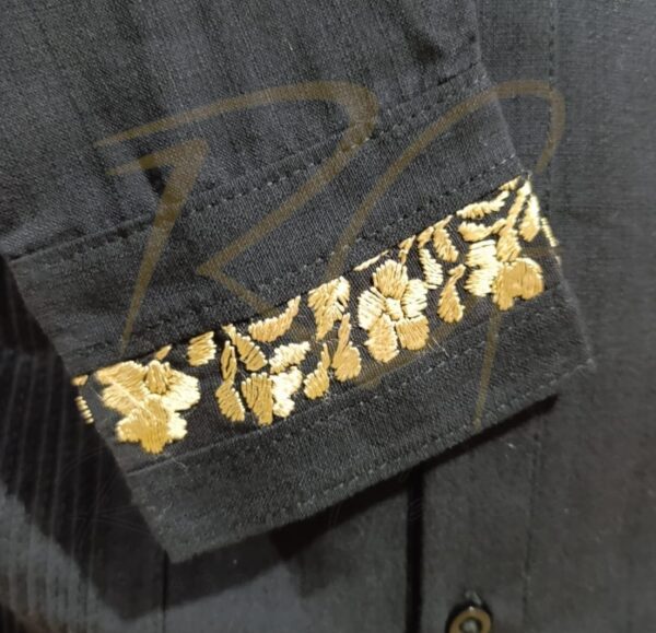 Guayabera en lino, con pechera bordada a mano de San Antonino - Imagen 3