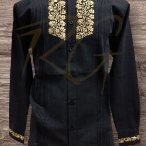 Guayabera en lino, con pechera bordada a mano de San Antonino