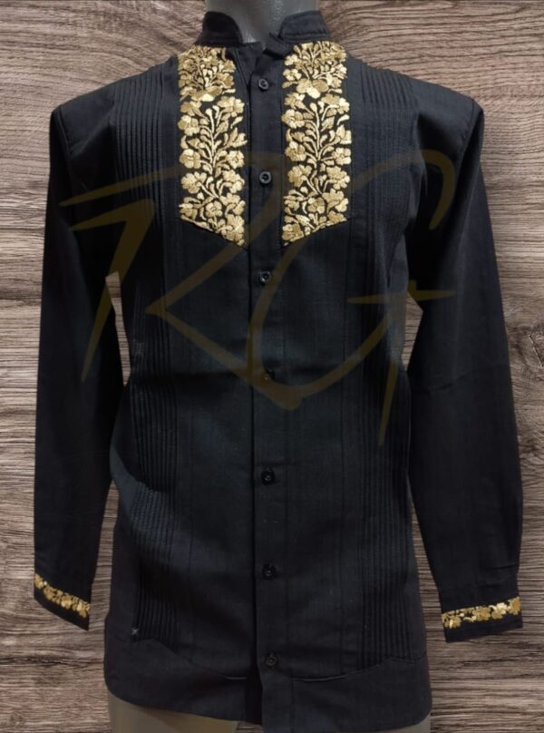 Guayabera en lino, con pechera bordada a mano de San Antonino