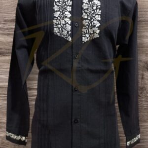 Guayabera en lino, con pechera bordada a mano de San Antonino