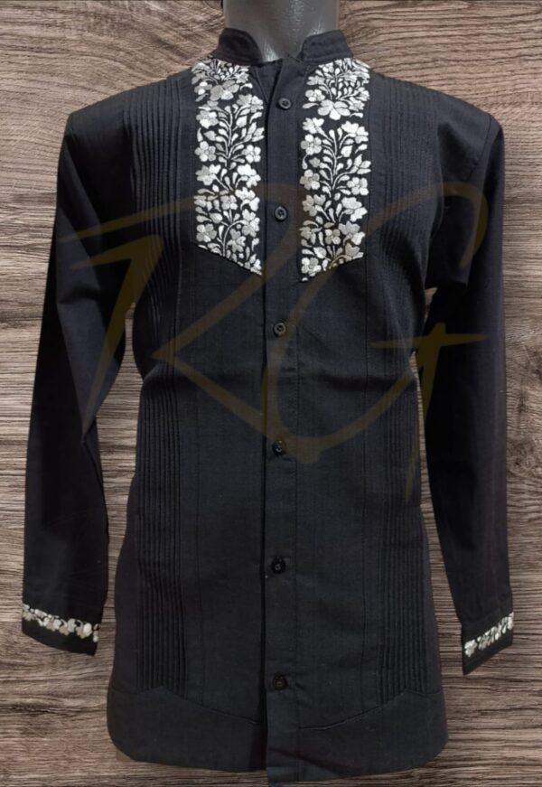 Guayabera en lino, con pechera bordada a mano de San Antonino