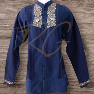 Guayabera en lino, con pechera bordada a mano de San Antonino