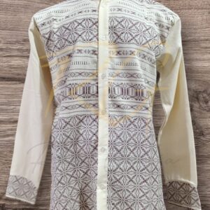 Camisa tejida en telar de pedal, con labrado de nochebuena