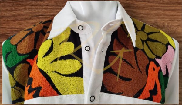 Guayabera en lino, con pechera bordada a mano de Jalapa de Díaz - Imagen 2