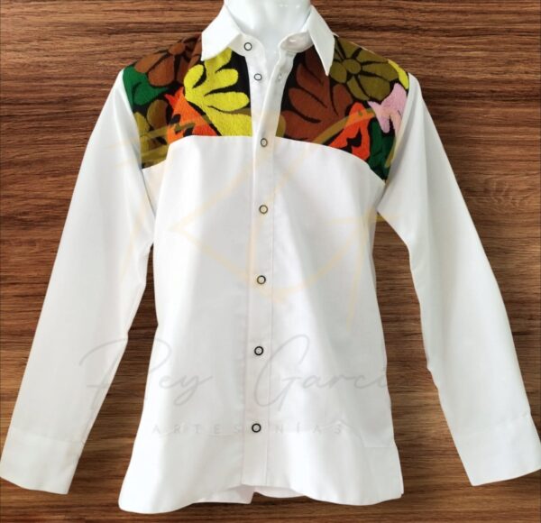 Guayabera en lino, con pechera bordada a mano de Jalapa de Díaz