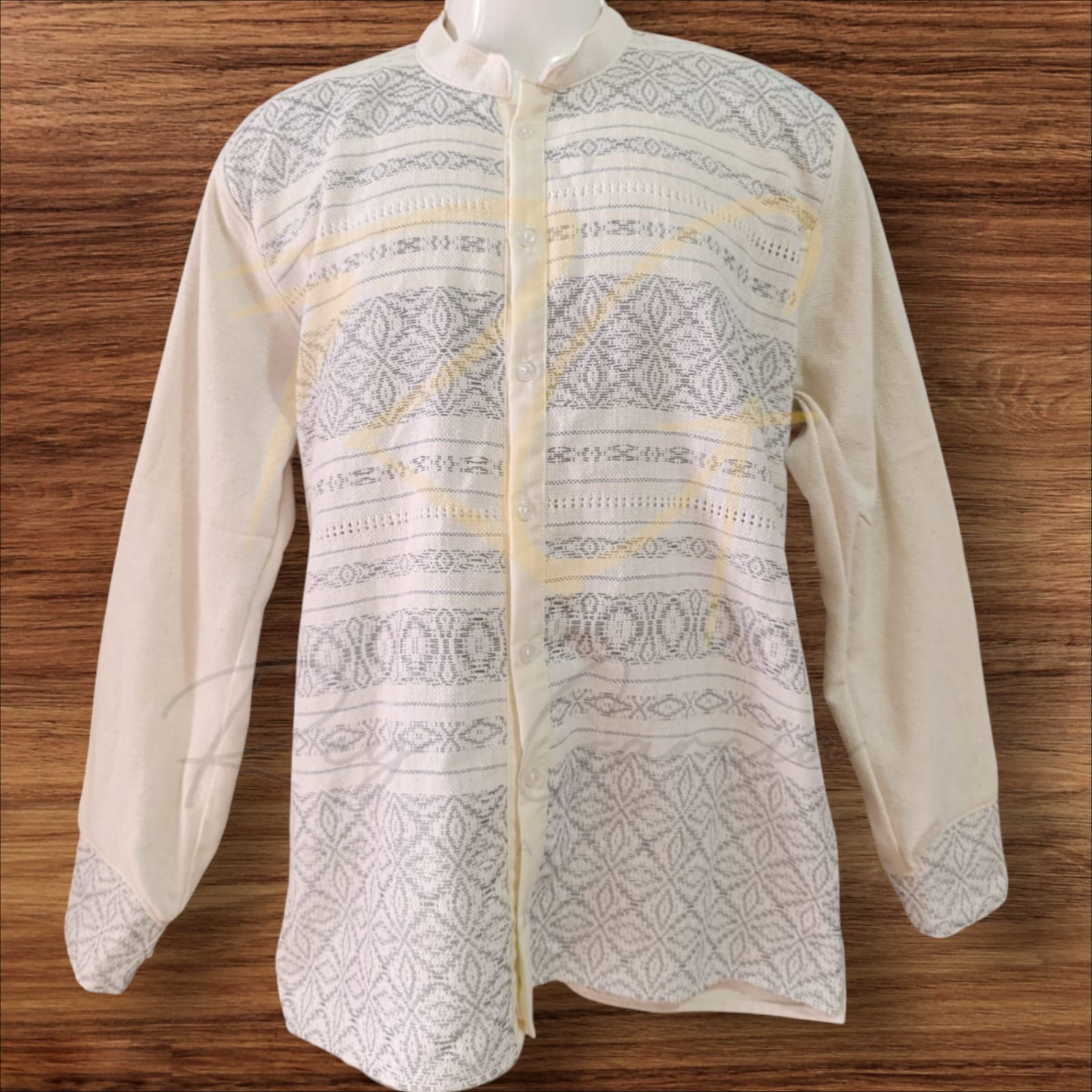 Camisa tejida en telar de pedal, con labrado de nochebuena