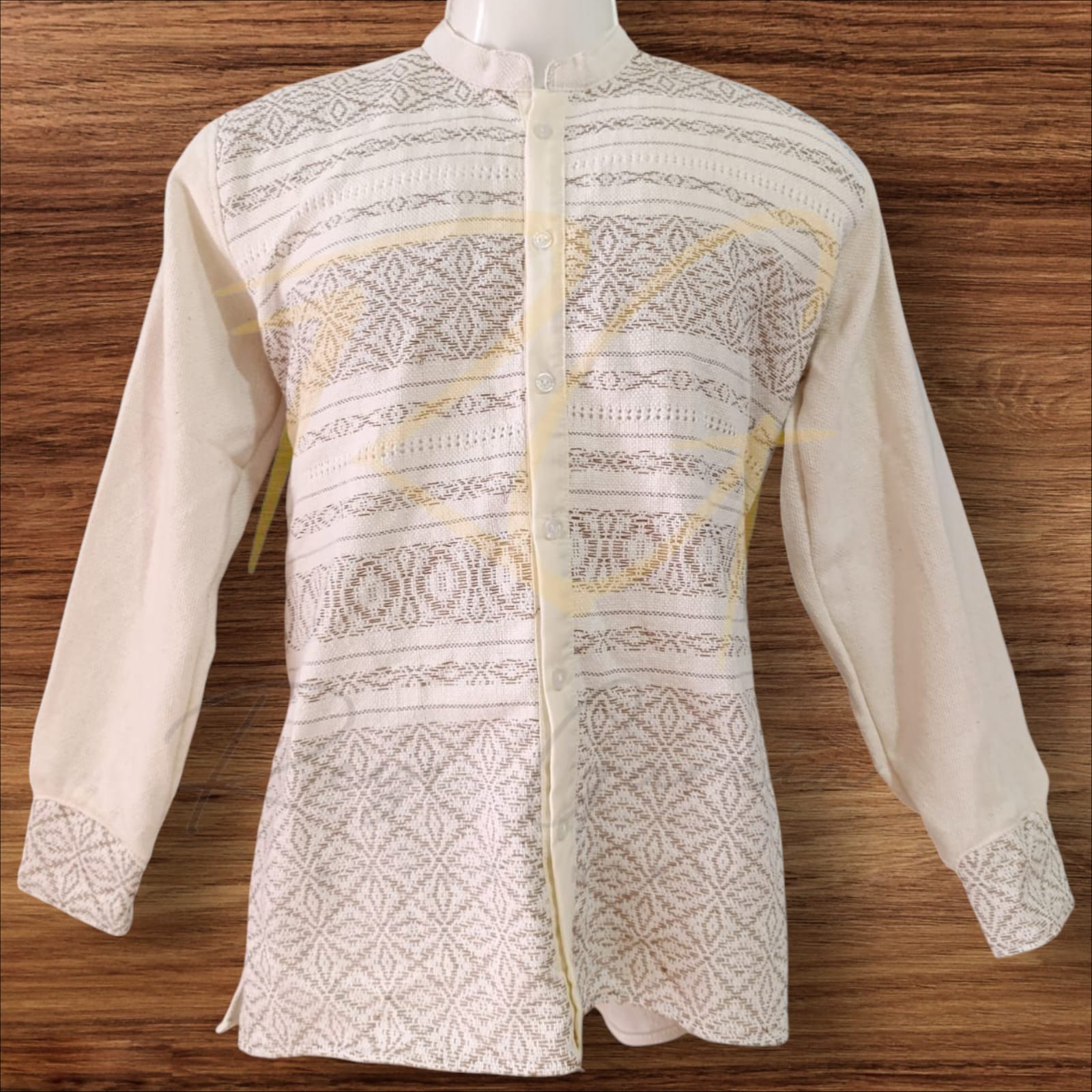 Camisa tejida en telar de pedal, con labrado de nochebuena